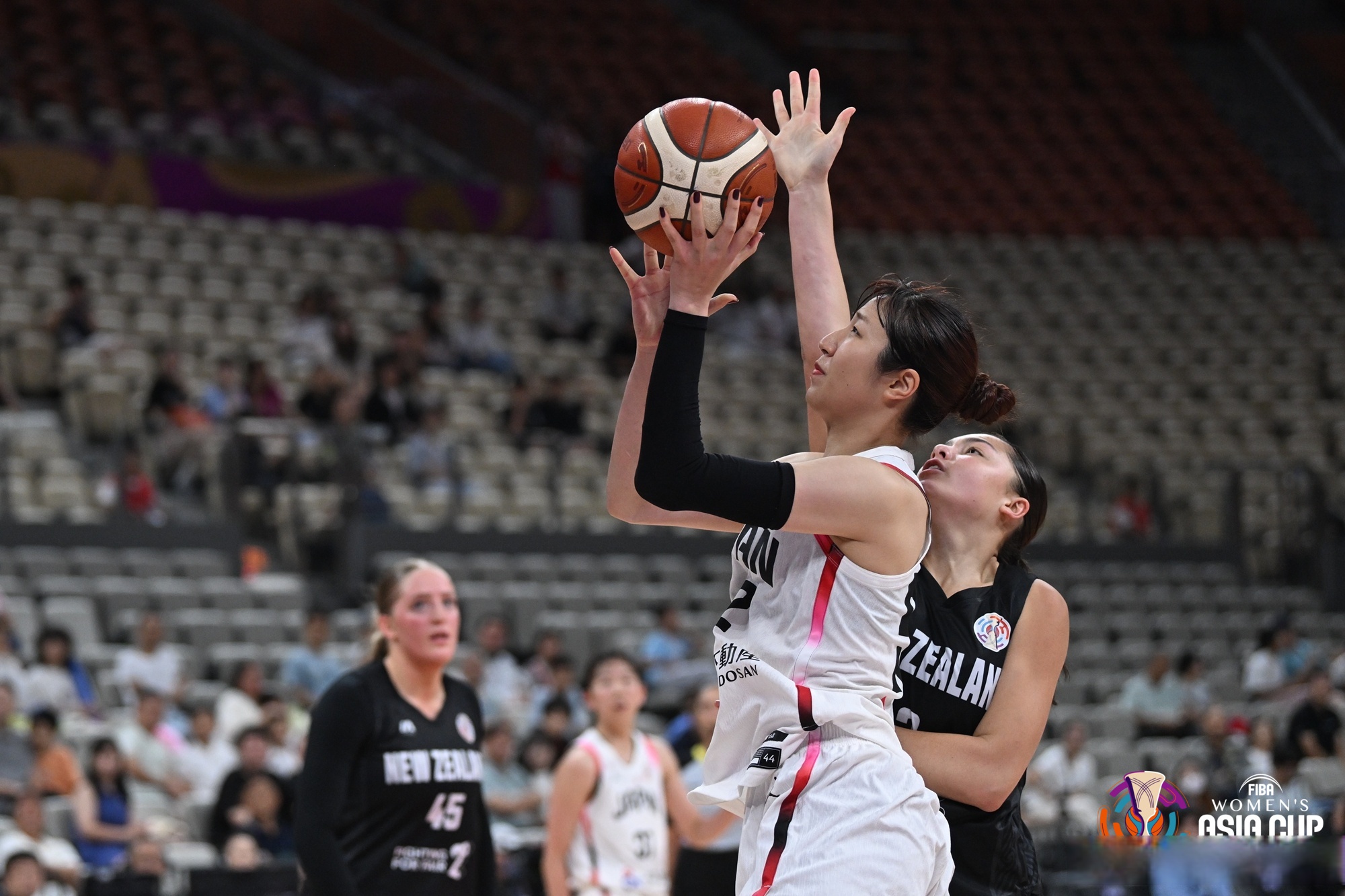 包含那不勒斯训练开放日，赛后豪取连胜引欢呼，CBA季后赛在即，赛程密集仍需轮换的词条